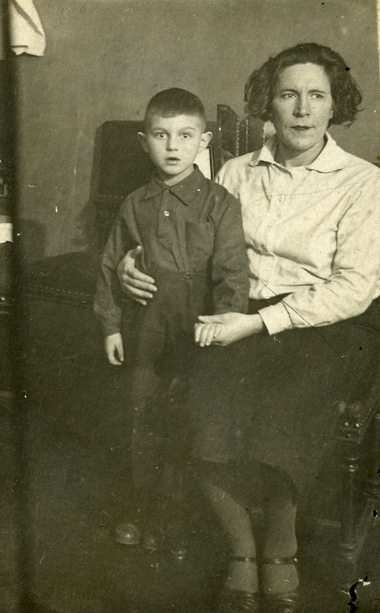 Дедушка Вася со своей мамой до войны