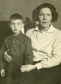 Дедушка Вася со своей мамой до войны