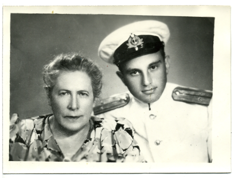 Дедушка Вася с мамой. 50-е годы.